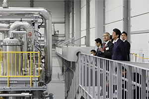 水素製造装置の建屋内で説明を受ける安倍総理大臣の写真