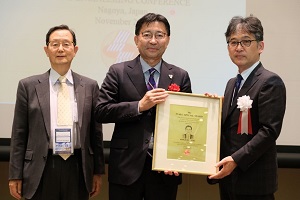 表彰式で表彰状を授与された仁木ユニット長の様子の写真