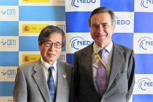 NEDO石塚理事長（左）と駐日スペイン特命全権大使フィデル・センダゴルタ閣下（右）の写真