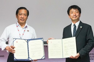 MOUを披露する和田理事（右）と ヘンドリアン次官（左）の写真