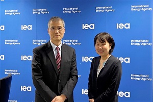 NEDO飯村理事（右）とIEA貞森エネルギー市場・安全保障局長（左）の写真