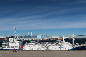 横浜港に寄港した液化CO2輸送実証試験船「えくすくぅる」の全景の写真