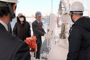 船上にてCO2カーゴタンク設備の説明を受けるNEDO横島副理事長（中央）の写真
