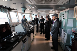 操舵室にて説明を受けるNEDO横島副理事長（一番右）の写真